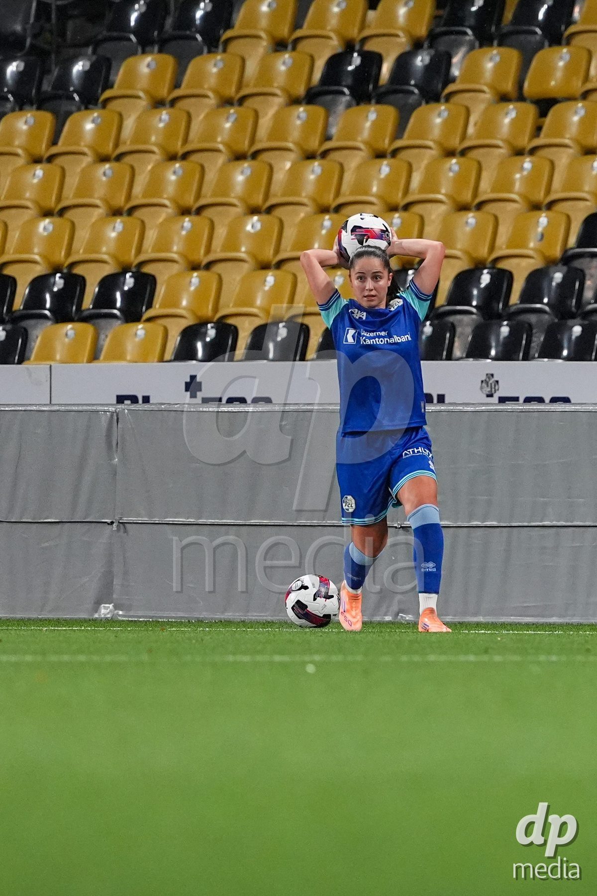 Schweiz: AXA Womens Super League 2025/26, BSC YB Frauen vs FC Luzern - Stadion Wankdorf, Bern: Melissa Rondalli (21 FC Luzern) während Einwurf