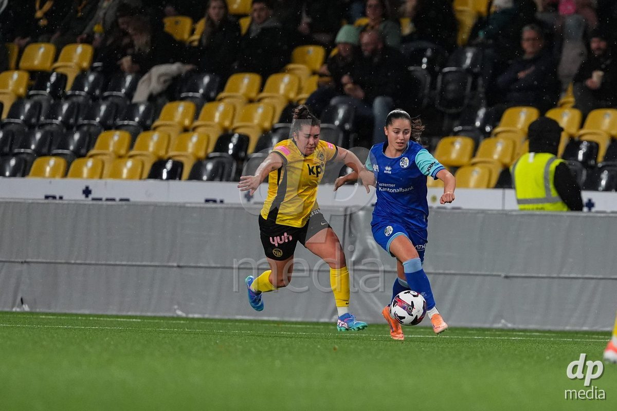 Schweiz: AXA Womens Super League 2025/26, BSC YB Frauen vs FC Luzern - Stadion Wankdorf, Bern: Melissa Rondalli (21 FC Luzern) im Duell mit Jana Kohler (29 YB Frauen)