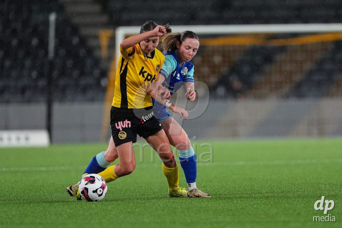 Schweiz: AXA Womens Super League 2025/26, BSC YB Frauen vs FC Luzern - Stadion Wankdorf, Bern: Chiara Schmid (38 FC Luzern) im Duell mit Malaurie Granges (13 YB Frauen)