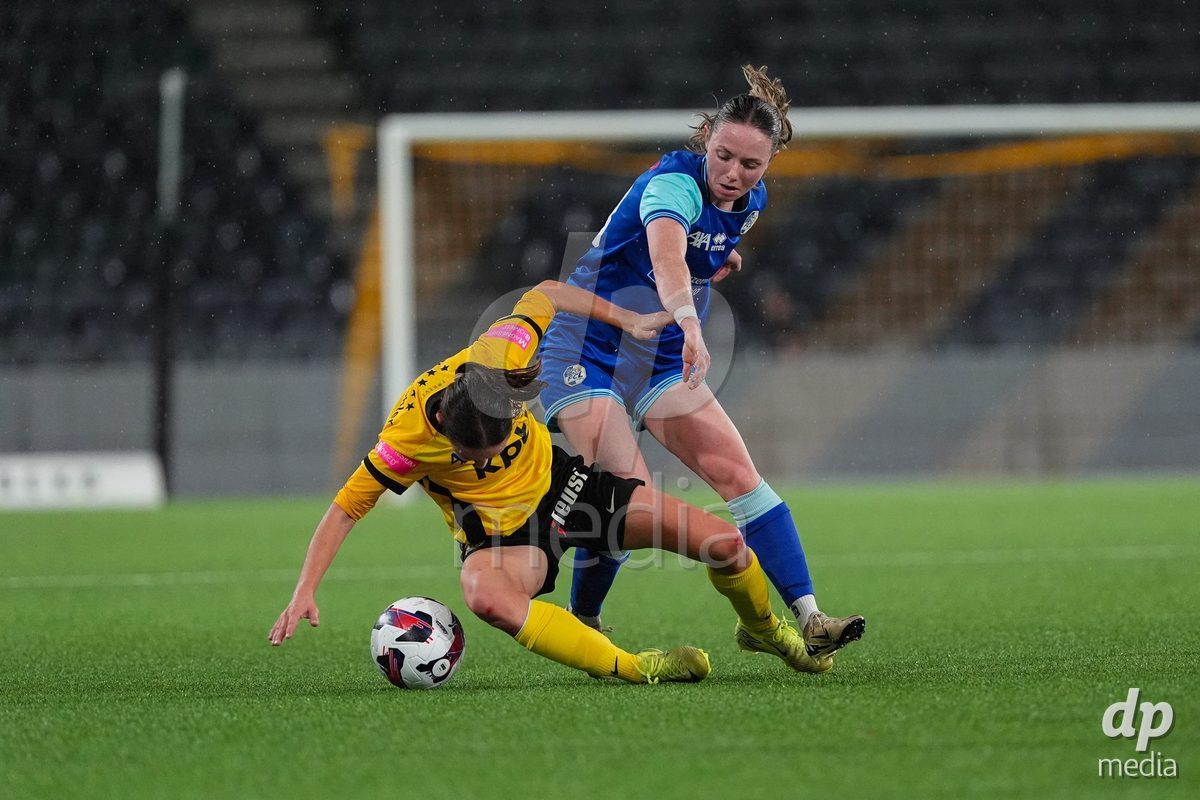 Schweiz: AXA Womens Super League 2025/26, BSC YB Frauen vs FC Luzern - Stadion Wankdorf, Bern: Chiara Schmid (38 FC Luzern) im Duell mit Malaurie Granges (13 YB Frauen)