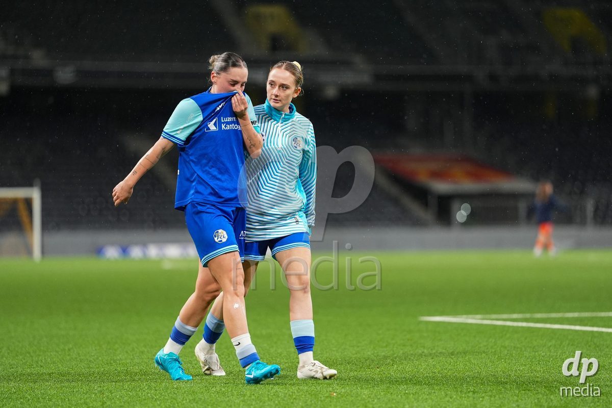 Schweiz: AXA Womens Super League 2025/26, BSC YB Frauen vs FC Luzern - Stadion Wankdorf, Bern: Debora Vogl (14 FC Luzern) mit Chiara Schmid (38 FC Luzern)