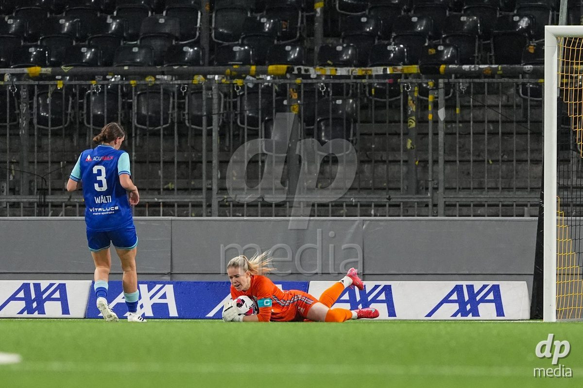 Schweiz: AXA Womens Super League 2025/26, BSC YB Frauen vs FC Luzern - Stadion Wankdorf, Bern: Laura Schneider (45 FC Luzern) in aktion mit Lena Wälti - Lena Walti (3 FC Luzern)