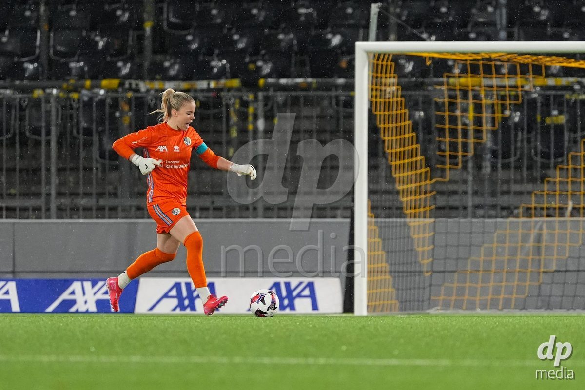 Schweiz: AXA Womens Super League 2025/26, BSC YB Frauen vs FC Luzern - Stadion Wankdorf, Bern: Laura Schneider (45 FC Luzern) in aktion