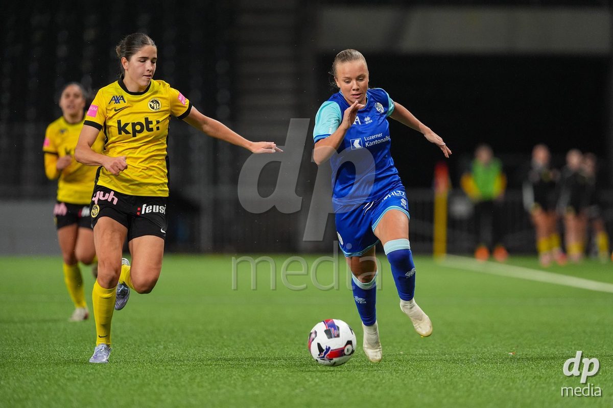 Schweiz: AXA Womens Super League 2025/26, BSC YB Frauen vs FC Luzern - Stadion Wankdorf, Bern: Jennie Marie Egeriis (17 FC Luzern) im Duell mit Giulia Schlup (31 YB Frauen)