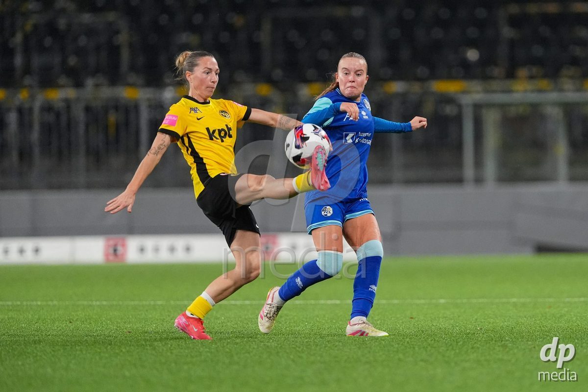 Schweiz: AXA Womens Super League 2025/26, BSC YB Frauen vs FC Luzern - Stadion Wankdorf, Bern: Lisa Josten (24 YB Frauen) im Duell mit Fiona Sperlich (22 FC Luzern)
