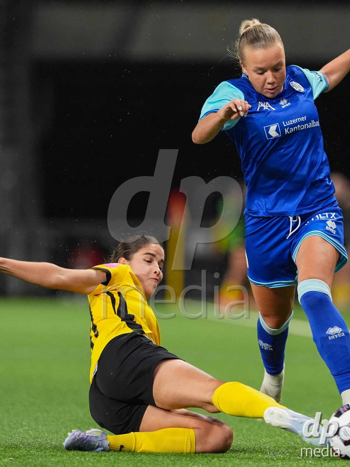 Schweiz: AXA Womens Super League 2025/26, BSC YB Frauen vs FC Luzern - Stadion Wankdorf, Bern: Giulia Schlup (31 YB Frauen) im Duell mit Jennie Marie Egeriis (17 FC Luzern)