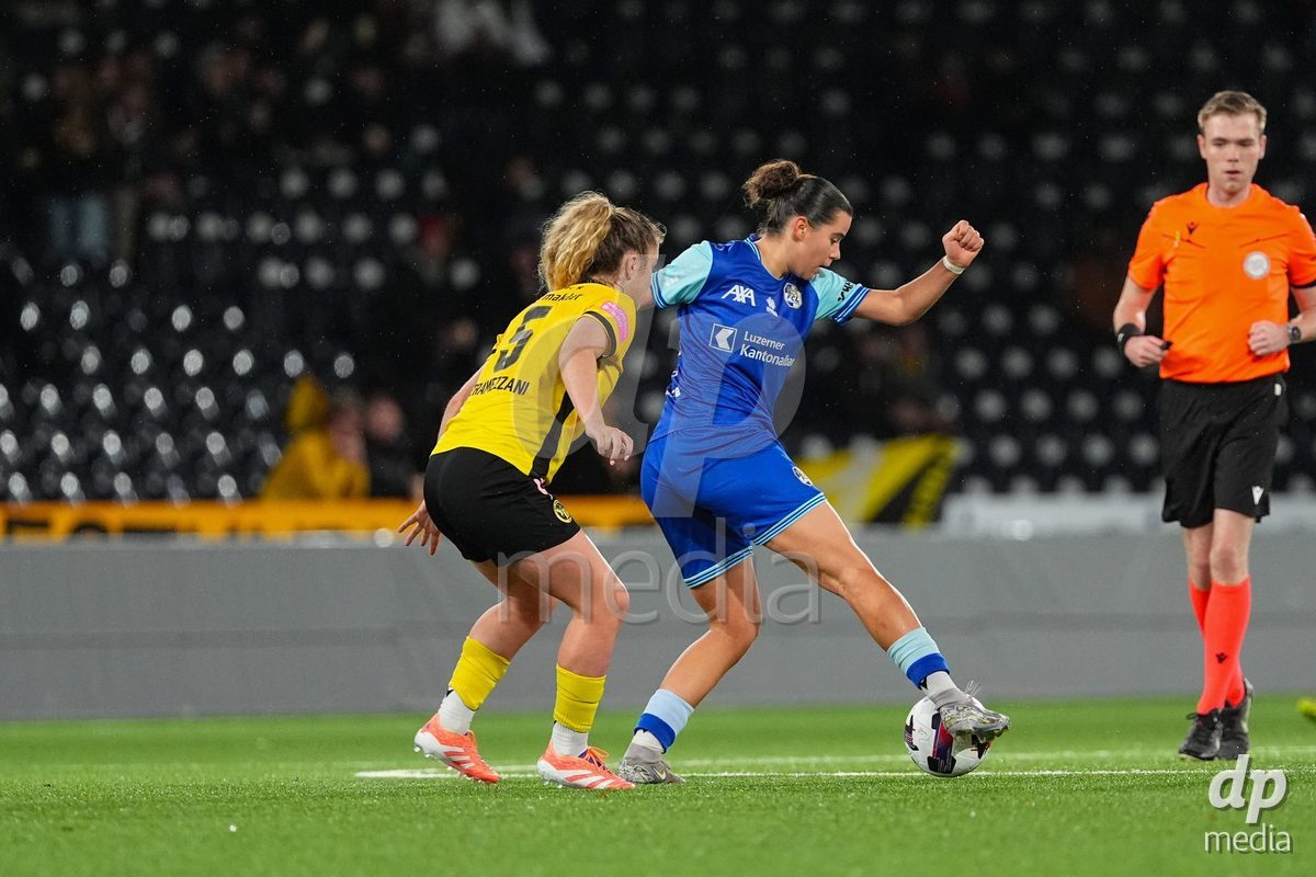 Schweiz: AXA Womens Super League 2025/26, BSC YB Frauen vs FC Luzern - Stadion Wankdorf, Bern: Alyssa Keller (99 FC Luzern) im Duell mit Caterina Tramezzani (5 YB Frauen)
