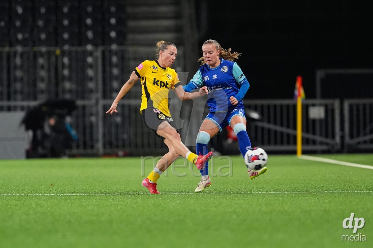Schweiz: AXA Womens Super League 2025/26, BSC YB Frauen vs FC Luzern - Stadion Wankdorf, Bern: Lisa Josten (24 YB Frauen) im Duell mit Fiona Sperlich (22 FC Luzern)