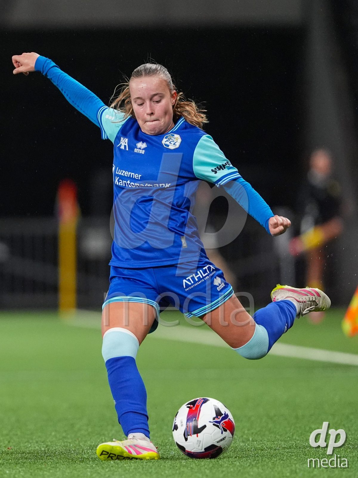 Schweiz: AXA Womens Super League 2025/26, BSC YB Frauen vs FC Luzern - Stadion Wankdorf, Bern: Lisa Josten (24 YB Frauen) im Duell mit Fiona Sperlich (22 FC Luzern)