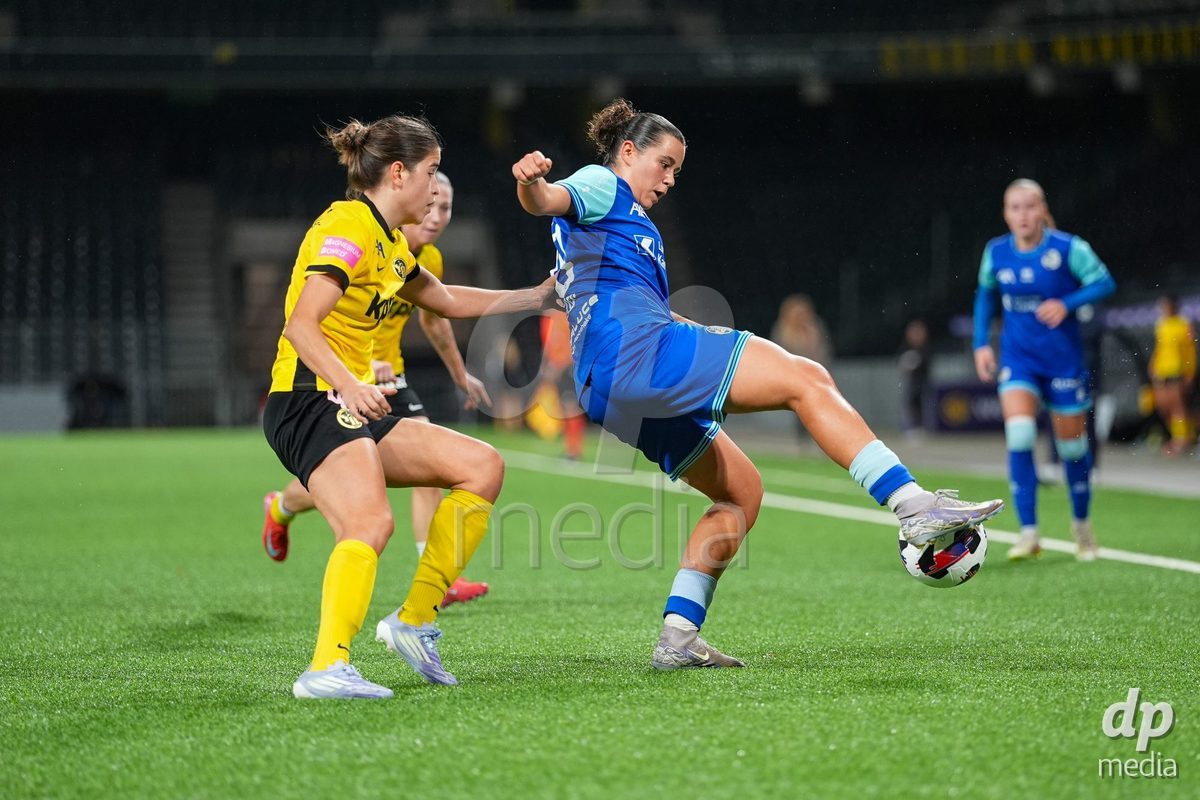 Schweiz: AXA Womens Super League 2025/26, BSC YB Frauen vs FC Luzern - Stadion Wankdorf, Bern: Alyssa Keller (99 FC Luzern) im Duell mit Giulia Schlup (31 YB Frauen)