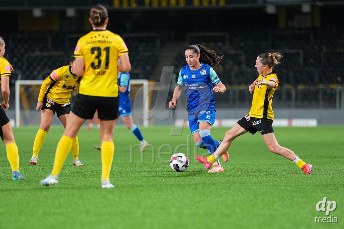 Schweiz: AXA Womens Super League 2025/26, BSC YB Frauen vs FC Luzern - Stadion Wankdorf, Bern: Lisa Josten (24 YB Frauen) im Duell mit Melissa Rondalli (21 FC Luzern)