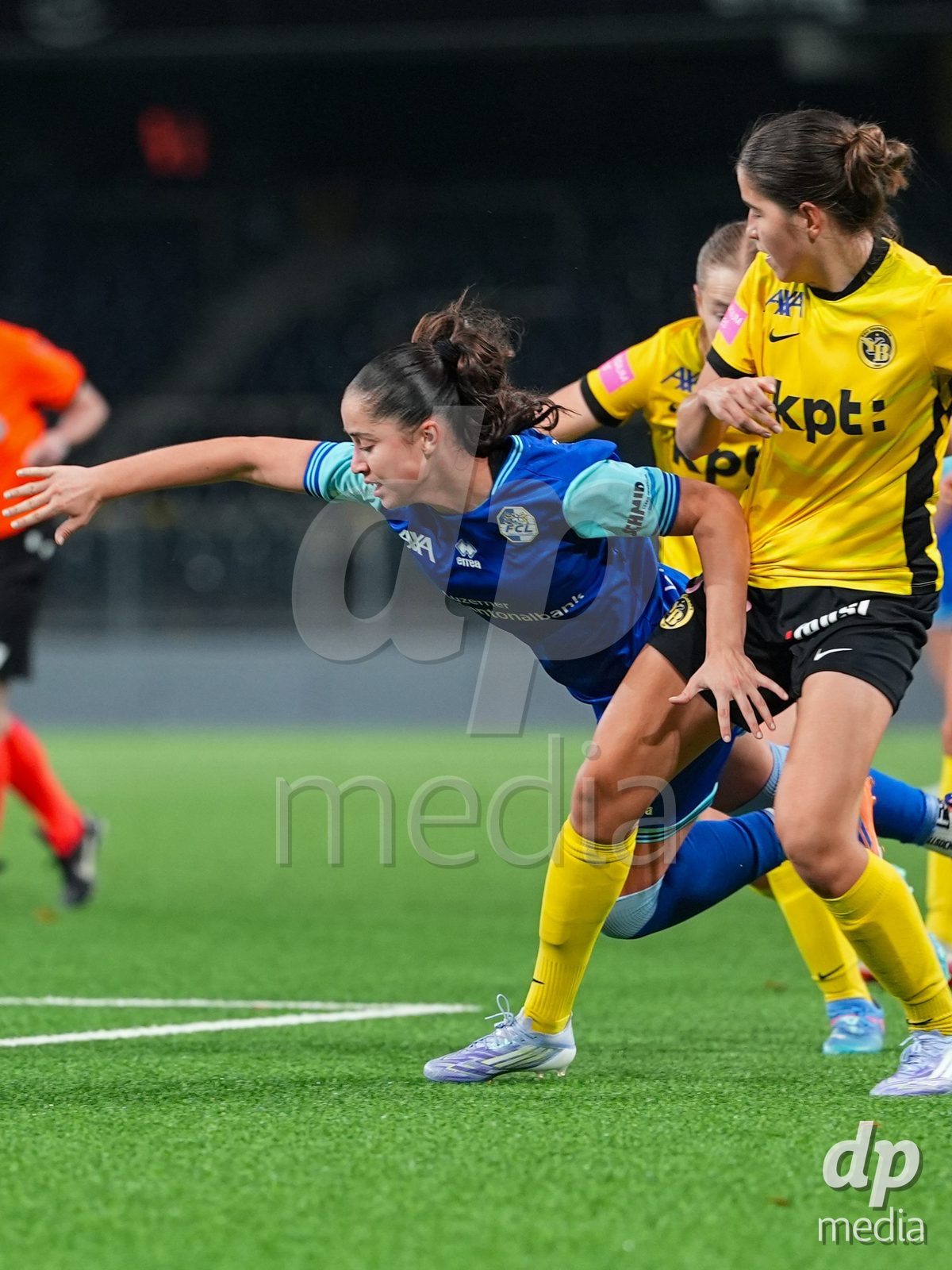 Schweiz: AXA Womens Super League 2025/26, BSC YB Frauen vs FC Luzern - Stadion Wankdorf, Bern: Melissa Rondalli (21 FC Luzern) im Duell mit Giulia Schlup (31 YB Frauen)