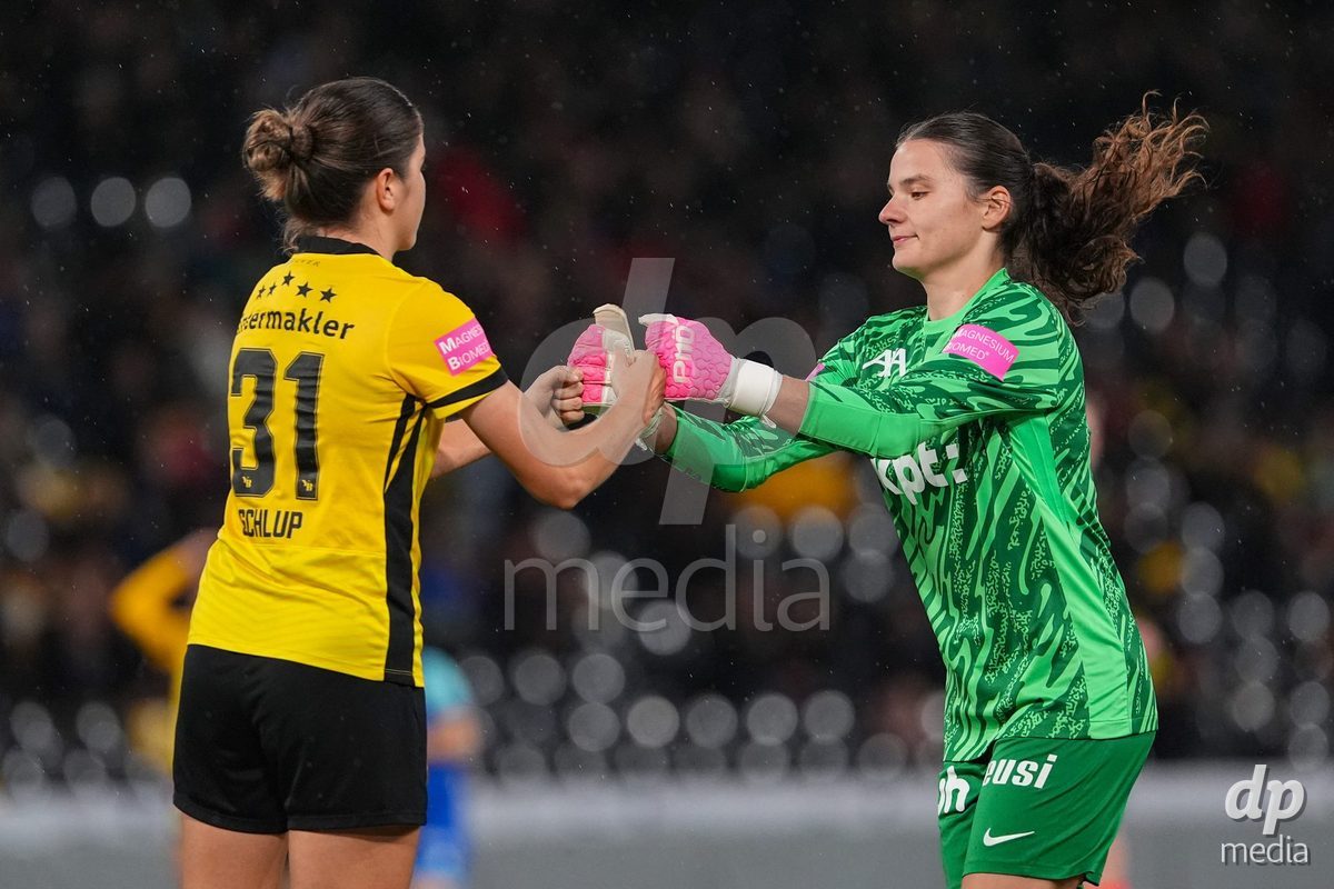 Schweiz: AXA Womens Super League 2025/26, BSC YB Frauen vs FC Luzern - Stadion Wankdorf, Bern: Einwechslung von Torhüter Tamara Biedermann (27 YB Frauen)