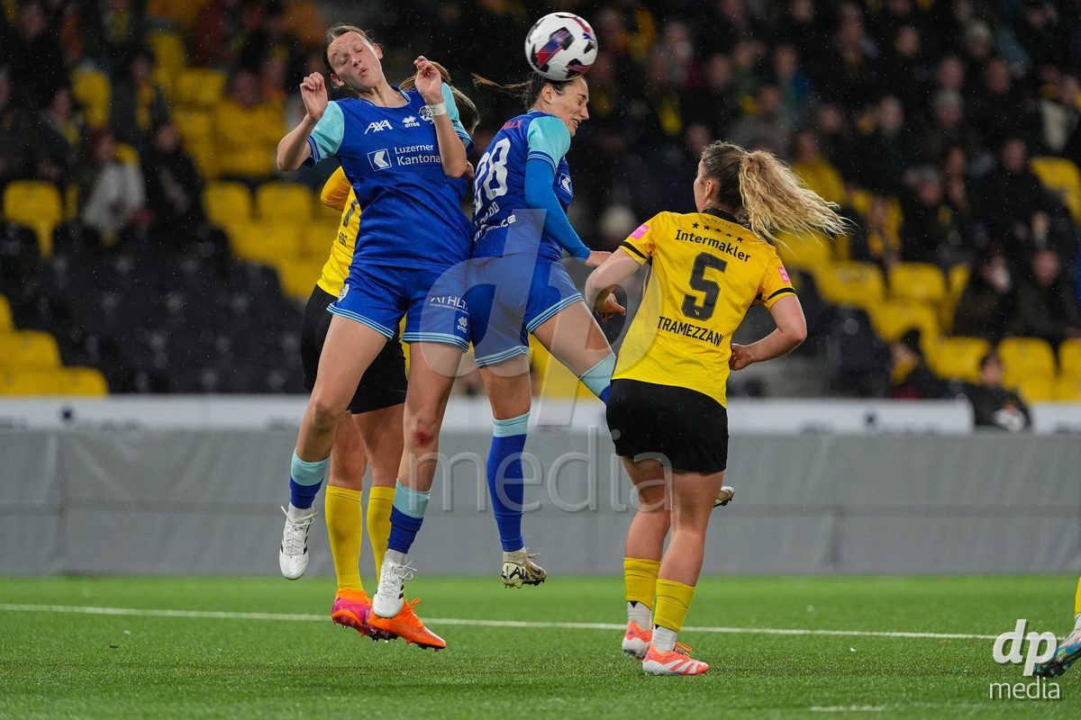 Schweiz: AXA Womens Super League 2025/26, BSC YB Frauen vs FC Luzern - Stadion Wankdorf, Bern: Cristina Carp (28 FC Luzern) mit einem Kopfball