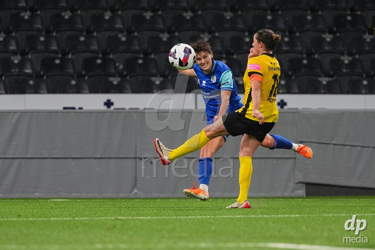 Schweiz: AXA Womens Super League 2025/26, BSC YB Frauen vs FC Luzern - Stadion Wankdorf, Bern: Bettina Brülhart - Bettina Brulhart (23 FC Luzern) im Duell mit Wibke Meister (18 YB Frauen)