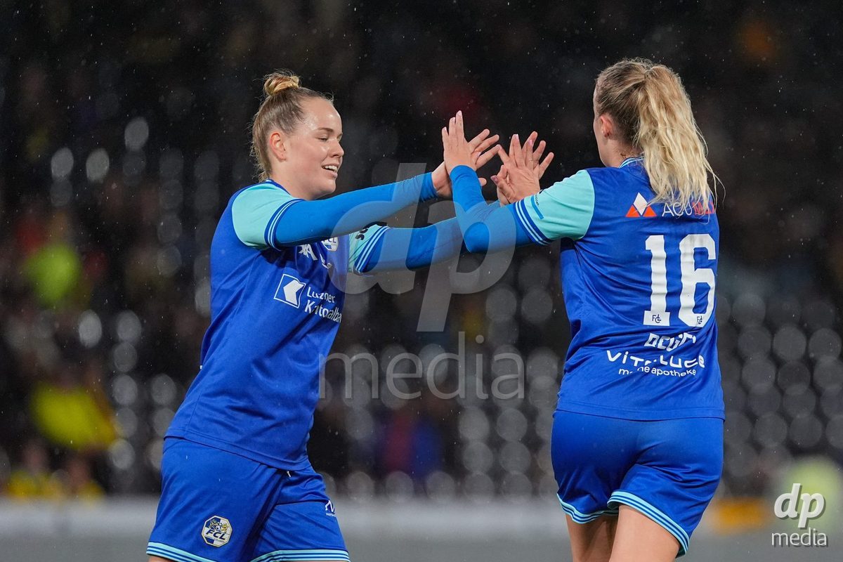 Schweiz: AXA Womens Super League 2025/26, BSC YB Frauen vs FC Luzern - Stadion Wankdorf, Bern: Barbara Reger (16 FC Luzern) jubelt nach ihrem tor mit Jamie Kenel (8 FC Luzern)