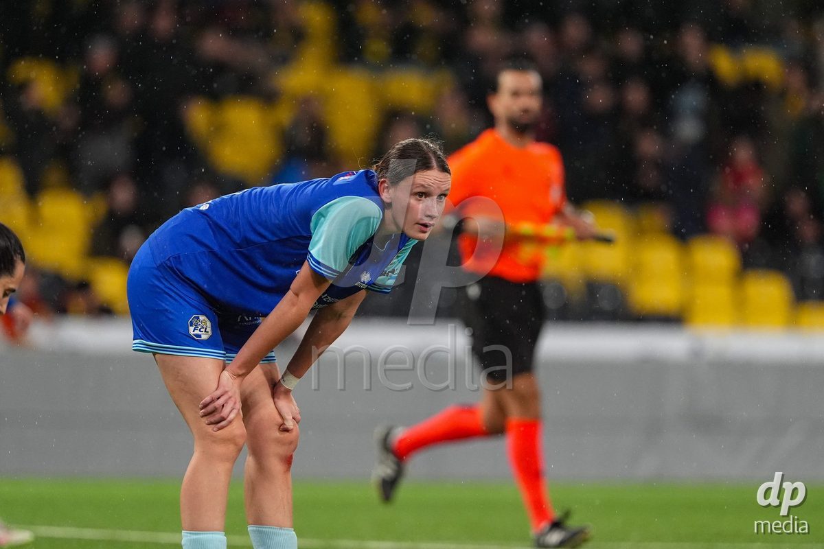 Schweiz: AXA Womens Super League 2025/26, BSC YB Frauen vs FC Luzern - Stadion Wankdorf, Bern: Lena Wälti - Lena Walti (3 FC Luzern) nach dem Spiel