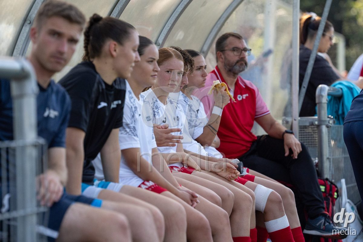 Switzerland: Womens Super League 2025/26, FC Aarau vs YB Frauen - Aarau, Aarau: Yves Milva Heim (25 Aarau) on the bench