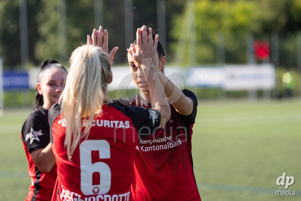 Switzerland: Womens Super League 2025/26, FC Aarau vs YB Frauen - Aarau, Aarau: Rita Filipa Do Sul (28 Aarau) before the game with Bergros Asgeirsdottir (6 Aarau)