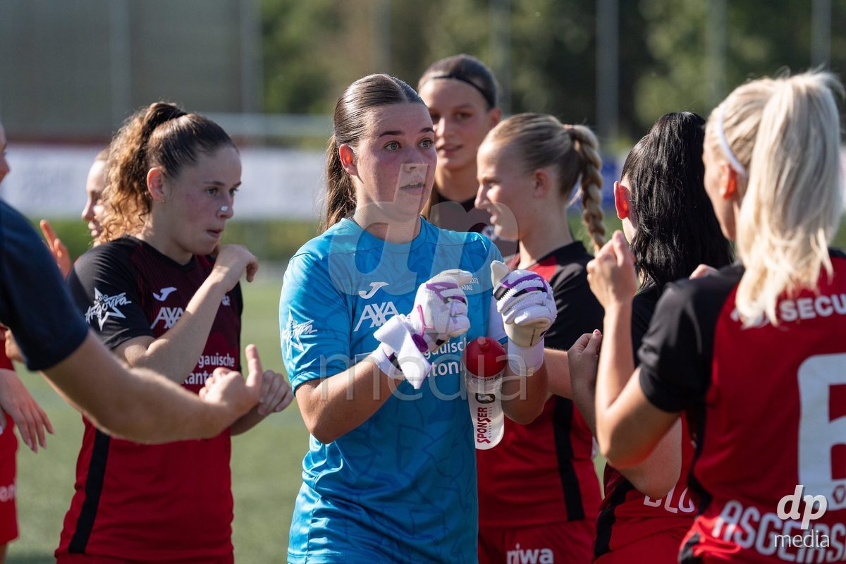 Switzerland: Womens Super League 2025/26, FC Aarau vs YB Frauen - Aarau, Aarau: Lorena Barth (1 Aarau) with the team before the game