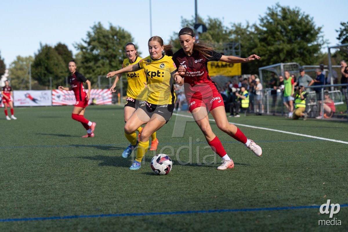 Switzerland: Womens Super League 2025/26, FC Aarau vs YB Frauen - Aarau, Aarau: Eriona Elezi (12 Aarau) in duel with Noa Linn Münger (Noa Linn Munger) (8 Young Boys)