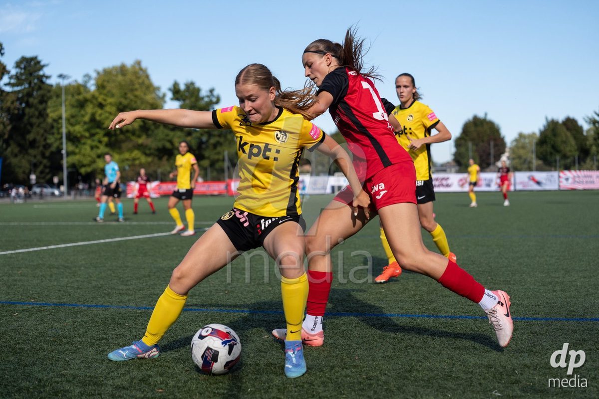 Switzerland: Womens Super League 2025/26, FC Aarau vs YB Frauen - Aarau, Aarau: Eriona Elezi (12 Aarau) in duel with Noa Linn Münger (Noa Linn Munger) (8 Young Boys)