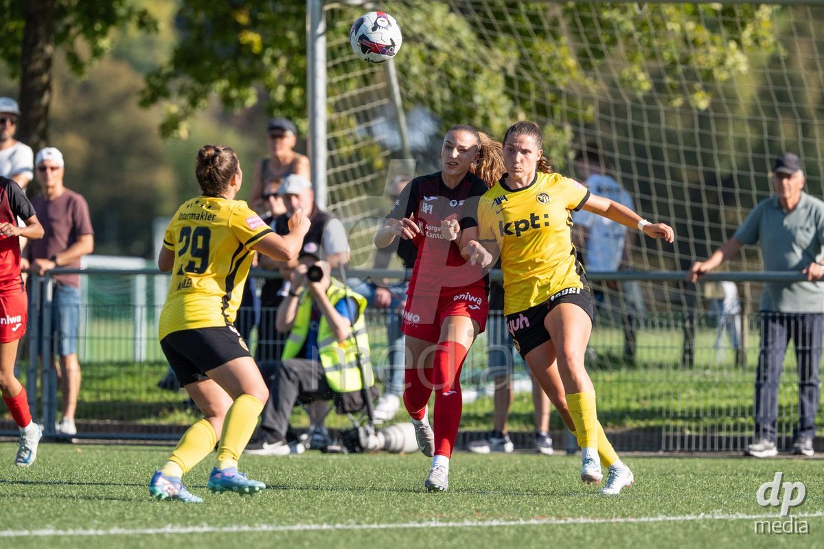 Switzerland: Womens Super League 2025/26, FC Aarau vs YB Frauen - Aarau, Aarau: Alketa Rama (9 Aarau) in duel
