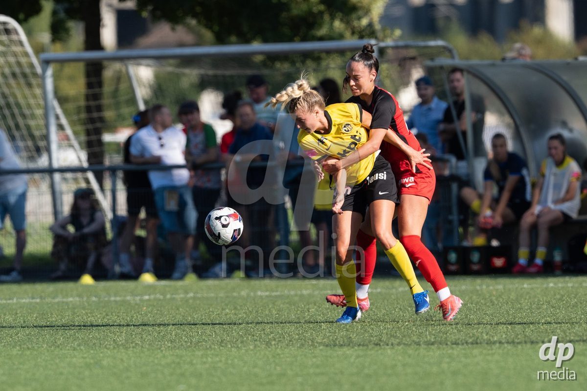 Switzerland: Womens Super League 2025/26, FC Aarau vs YB Frauen - Aarau, Aarau: Rita Filipa Do Sul (28 Aarau) in duel