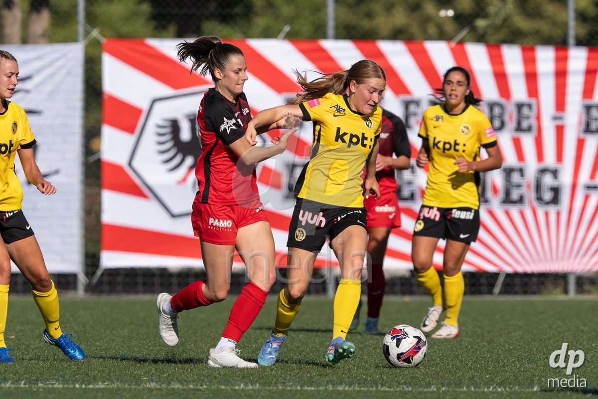 Switzerland: Womens Super League 2025/26, FC Aarau vs YB Frauen - Aarau, Aarau: Celia Hofer (27 Aarau) in duel with Noa Linn Münger (Noa Linn Munger) (8 Young Boys)