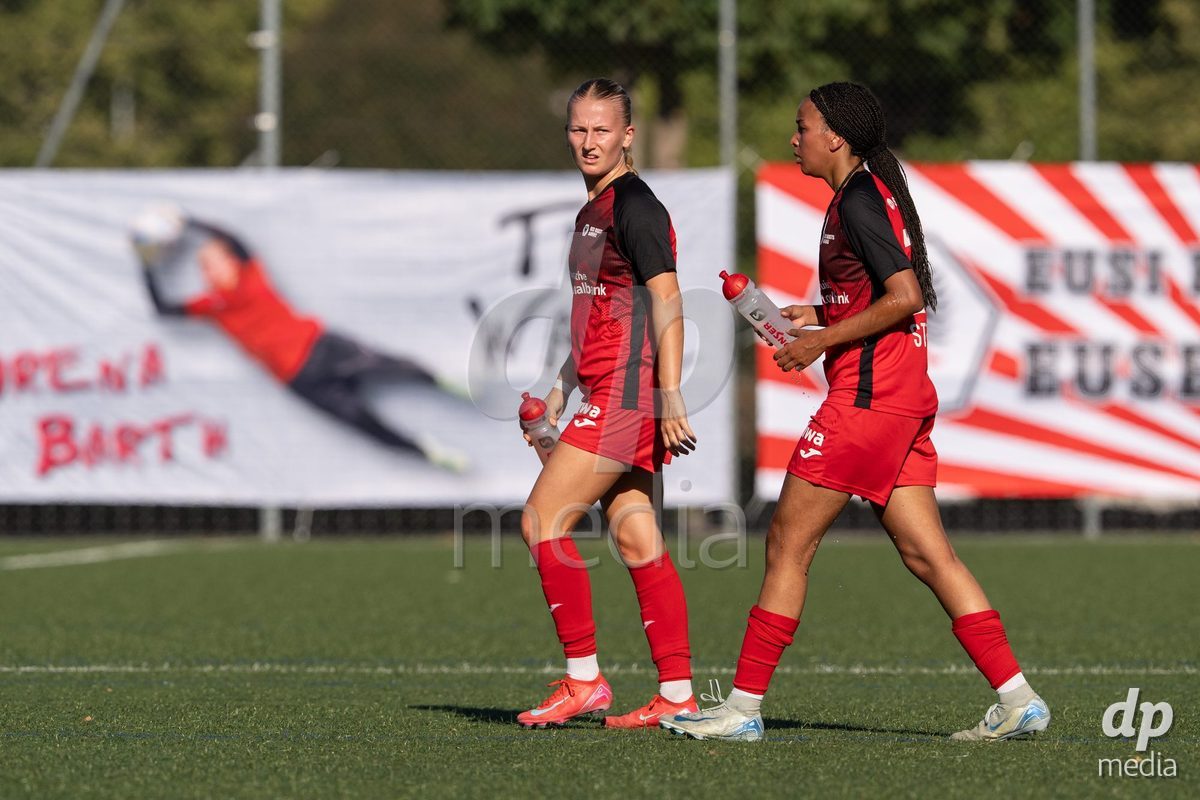 Switzerland: Womens Super League 2025/26, FC Aarau vs YB Frauen - Aarau, Aarau: Fabia Reinschmidt (13 Aarau) with Joy Steck (17 Aarau) during the break