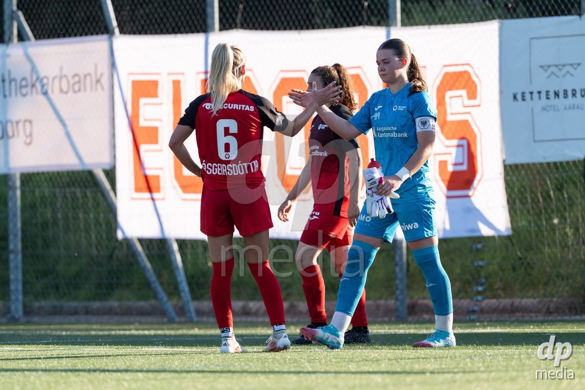 Switzerland: Womens Super League 2025/26, FC Aarau vs YB Frauen - Aarau, Aarau: Lorena Barth (1 Aarau) with Bergros Asgeirsdottir (6 Aarau) after the game