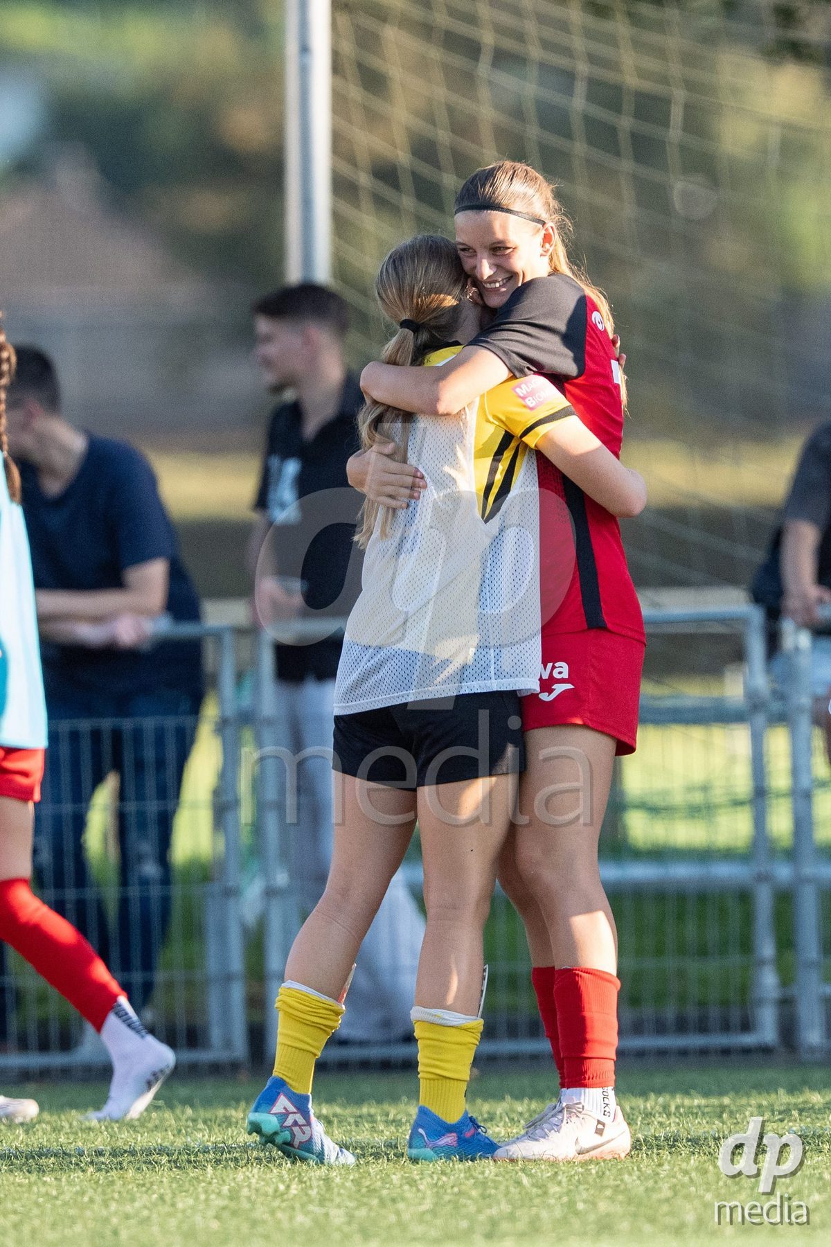 Switzerland: Womens Super League 2025/26, FC Aarau vs YB Frauen - Aarau, Aarau: Eriona Elezi (12 Aarau) after the game with Noa Linn Münger (Noa Linn Munger) (8 Young Boys)
