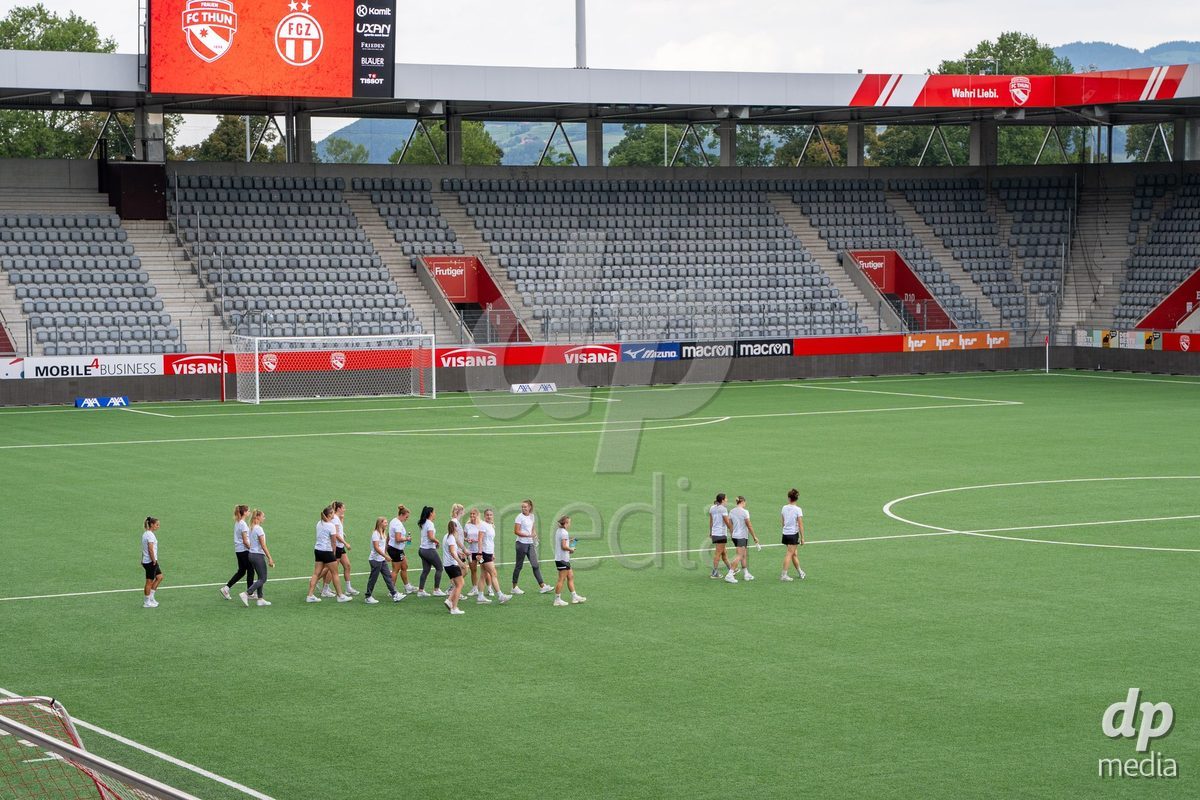 Switzerland: AXA Womens Super League 2025/26, FC Thun vs FC Zurich - Stockhorn Arena, Thun: Players of FC Thun on the pitch before the game