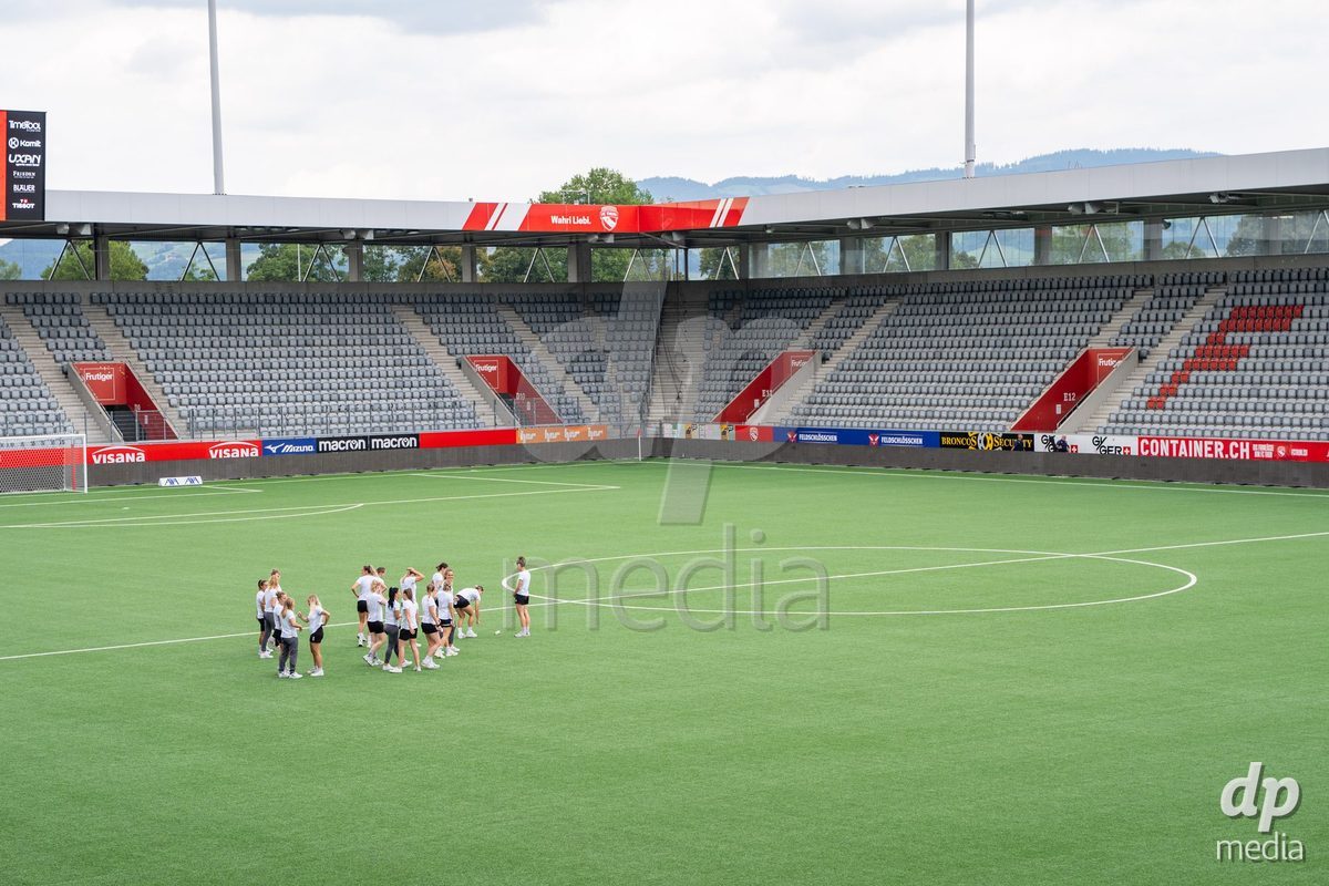 Switzerland: AXA Womens Super League 2025/26, FC Thun vs FC Zurich - Stockhorn Arena, Thun: Players of FC Thun on the pitch before the game