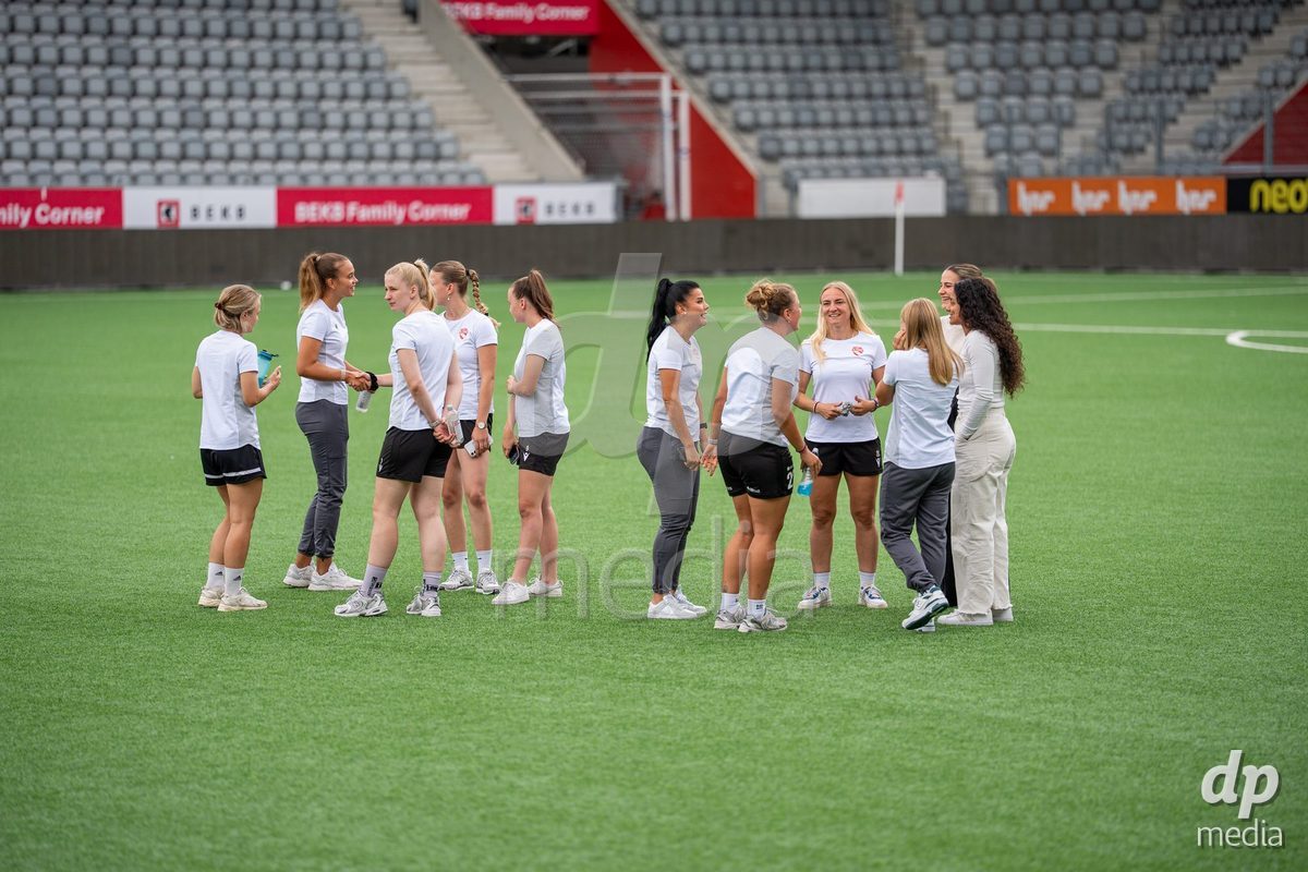 Switzerland: AXA Womens Super League 2025/26, FC Thun vs FC Zurich - Stockhorn Arena, Thun: Players of FC Thun on the pitch before the game