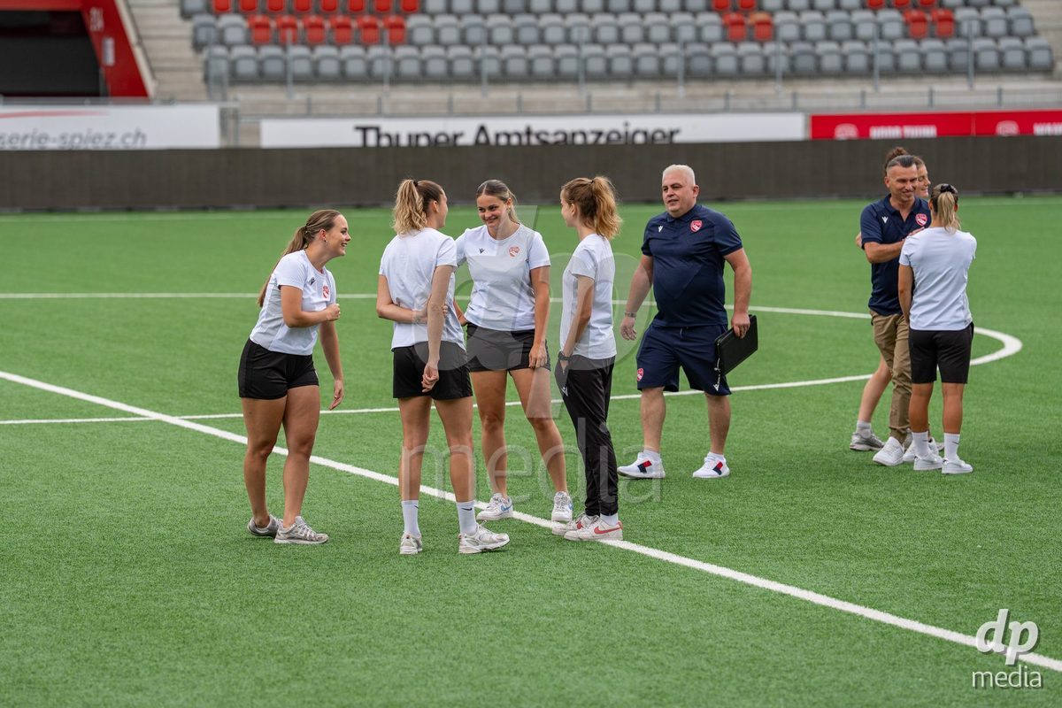 Switzerland: AXA Womens Super League 2025/26, FC Thun vs FC Zurich - Stockhorn Arena, Thun: Players of FC Thun on the pitch before the game