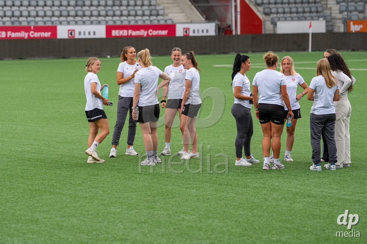 Switzerland: AXA Womens Super League 2025/26, FC Thun vs FC Zurich - Stockhorn Arena, Thun: Players of FC Thun on the pitch before the game