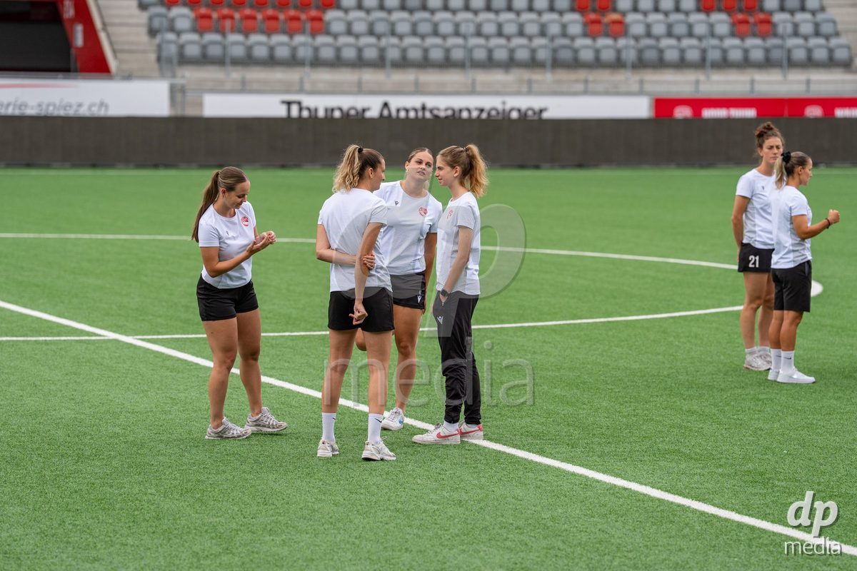 Switzerland: AXA Womens Super League 2025/26, FC Thun vs FC Zurich - Stockhorn Arena, Thun: Players of FC Thun on the pitch before the game