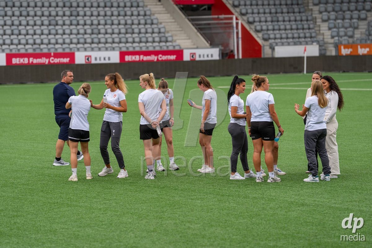Switzerland: AXA Womens Super League 2025/26, FC Thun vs FC Zurich - Stockhorn Arena, Thun: Players of FC Thun on the pitch before the game