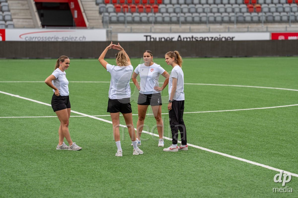 Switzerland: AXA Womens Super League 2025/26, FC Thun vs FC Zurich - Stockhorn Arena, Thun: Players of FC Thun on the pitch before the game