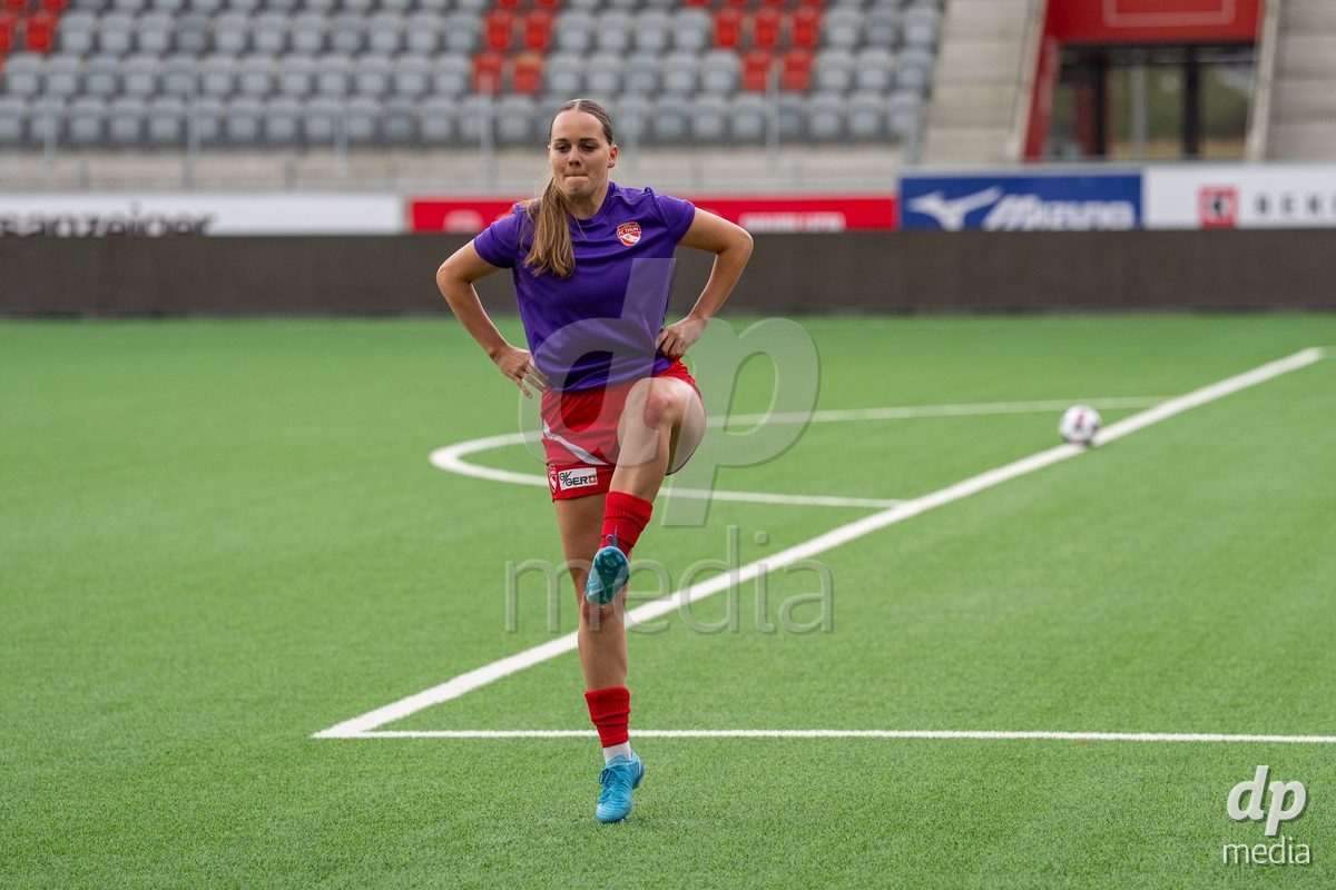 Switzerland: AXA Womens Super League 2025/26, FC Thun vs FC Zurich - Stockhorn Arena, Thun: Rilana Ueltschi (29 Thun) at warmup