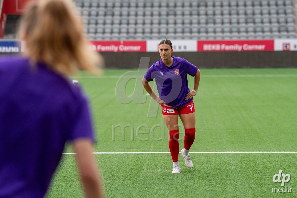 Switzerland: AXA Womens Super League 2025/26, FC Thun vs FC Zurich - Stockhorn Arena, Thun: Jael Jost (77 Thun) at warm up