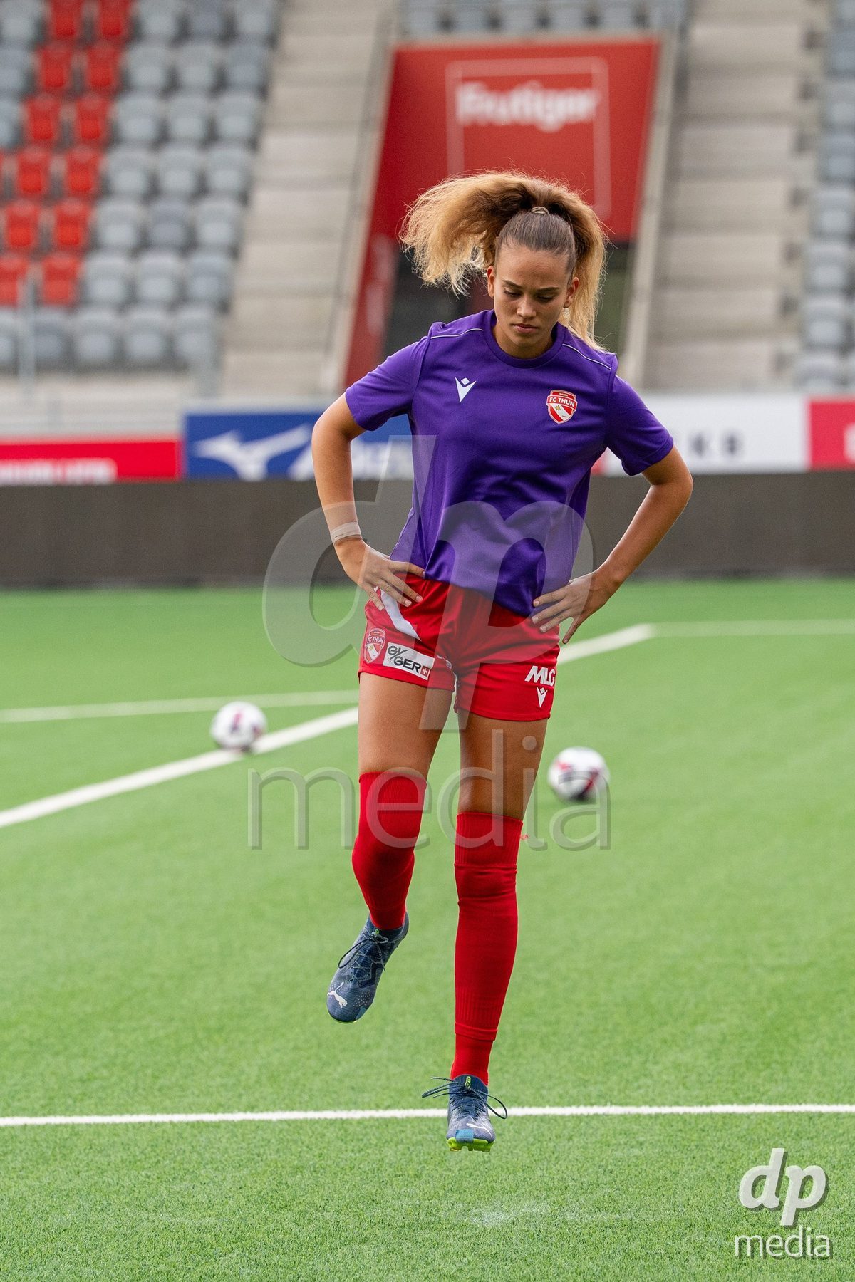 Switzerland: AXA Womens Super League 2025/26, FC Thun vs FC Zurich - Stockhorn Arena, Thun: Sina Schüpbach (Sina Schupbach) (5 Thun) at warm up