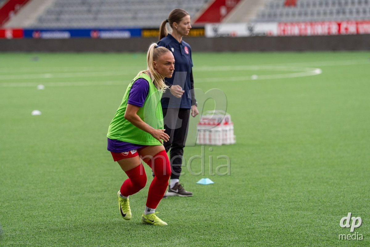 Switzerland: AXA Womens Super League 2025/26, FC Thun vs FC Zurich - Stockhorn Arena, Thun: Celine Schmid (34 Thun) at warm up