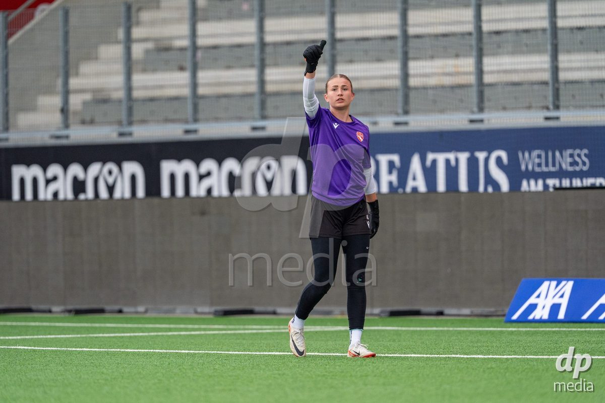 Switzerland: AXA Womens Super League 2025/26, FC Thun vs FC Zurich - Stockhorn Arena, Thun: Daria Willimann (16 Thun) at warm up