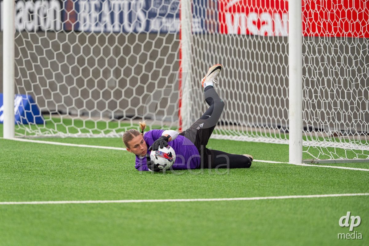 Switzerland: AXA Womens Super League 2025/26, FC Thun vs FC Zurich - Stockhorn Arena, Thun: Daria Willimann (16 Thun) at warm up