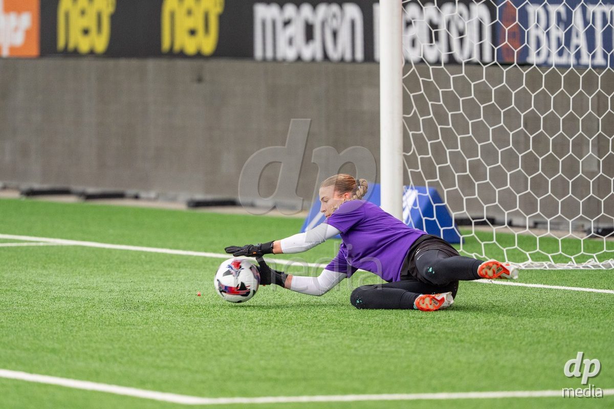 Switzerland: AXA Womens Super League 2025/26, FC Thun vs FC Zurich - Stockhorn Arena, Thun: Daria Willimann (16 Thun) at warm up