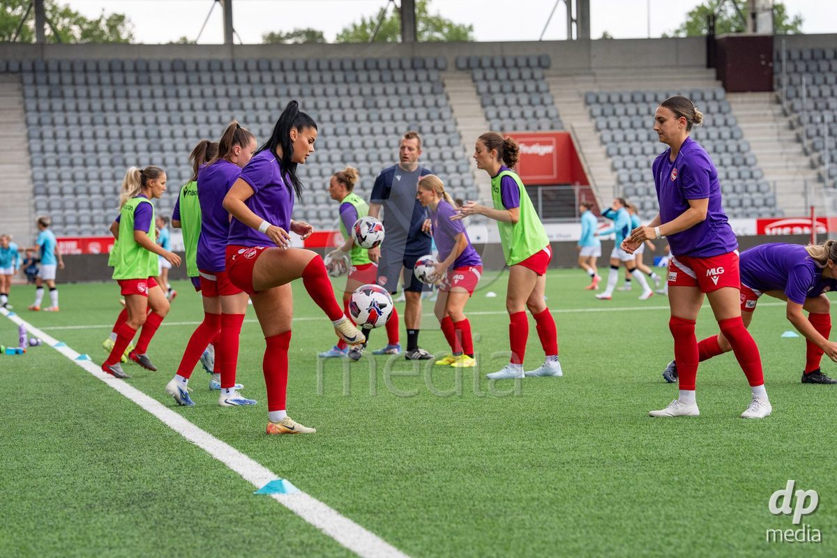 Switzerland: AXA Womens Super League 2025/26, FC Thun vs FC Zurich - Stockhorn Arena, Thun: players of FC Thun at warm up