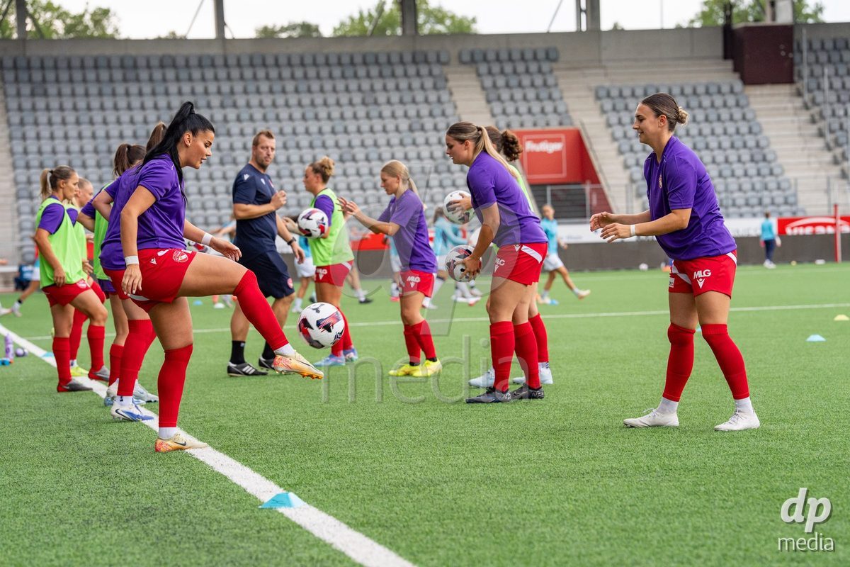 Switzerland: AXA Womens Super League 2025/26, FC Thun vs FC Zurich - Stockhorn Arena, Thun: Mimoza Hamidi (7 Thun) and Jael Jost (77 Thun) at warm up