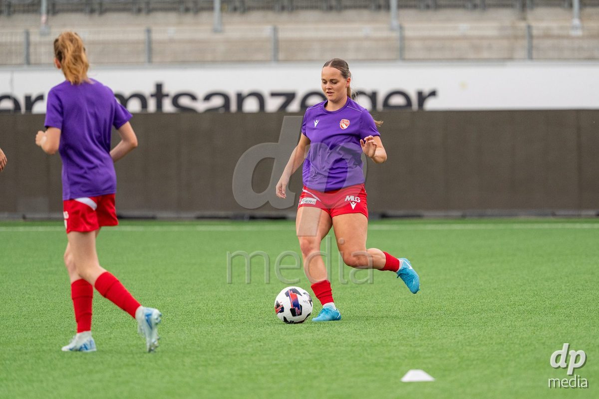 Switzerland: AXA Womens Super League 2025/26, FC Thun vs FC Zurich - Stockhorn Arena, Thun: Rilana Ueltschi (29 Thun) at warm up